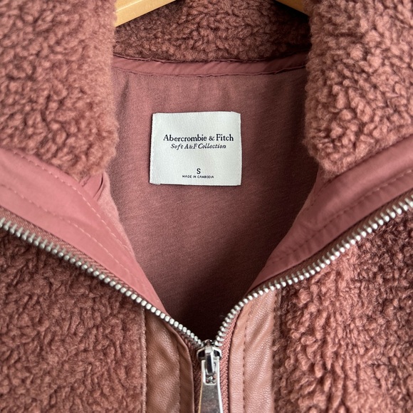 Abercrombie & Fitch Cozy Sherpa Zip-Up Vest - Picture 4 of 6
